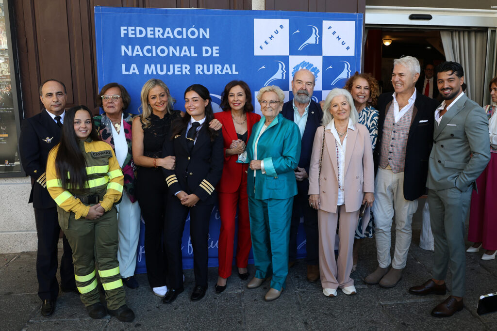 Premiados en el acceso al teatro Juan Bravo de Segovia.